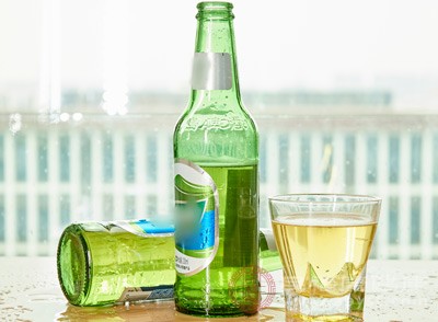 烟草和酒精摄入会加速衰老过程，增加患心血管疾病、癌症等疾病的风险