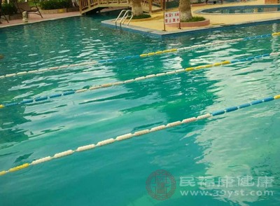 游泳是一种冲击力低且有氧的运动，适合各个年龄段人群